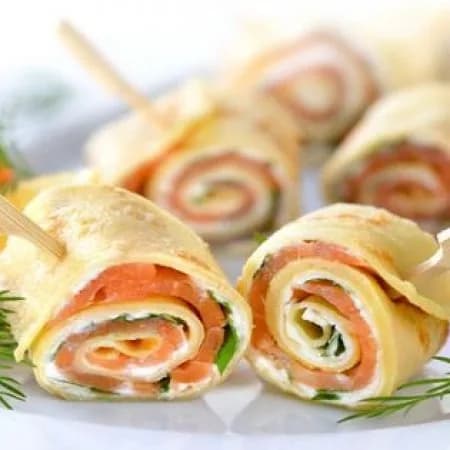 Блинные рулетики с лососем и ветчиной