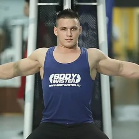 Сведение рук в тренажере (Бабочка)