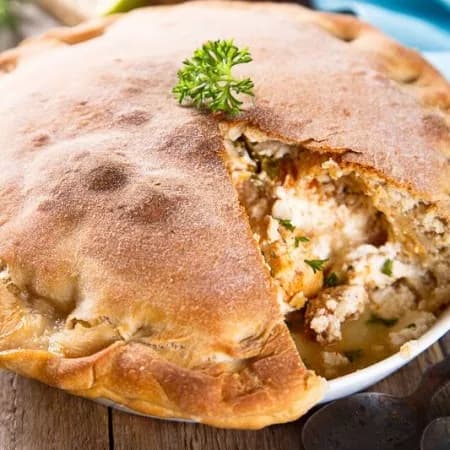 Пирог-сметанник с курицей и грибами.