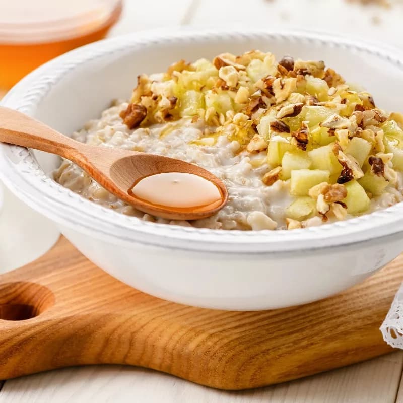 Овсянка с грецким орехом и тёртым яблоком