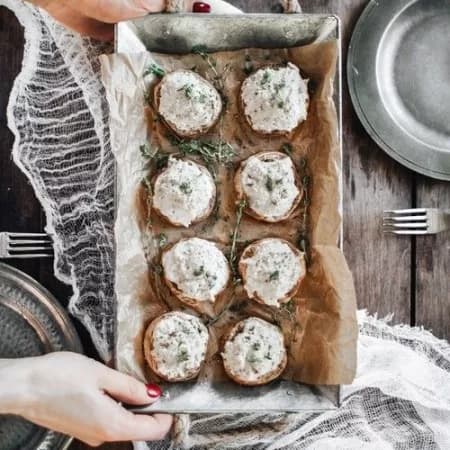 Фаршированные шампиньоны, запеченные в сливочном соусе