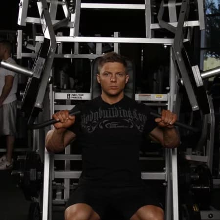 Жим в тренажере с положительным наклоном