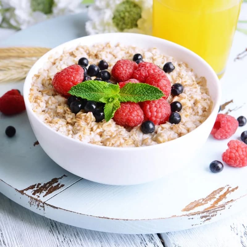 Овсянка с ягодами и орехами