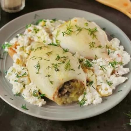 Фаршированные кальмары с соусом