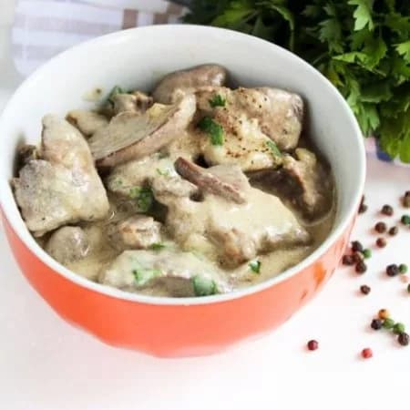Куриные сердечки в сливочно-грибном соусе