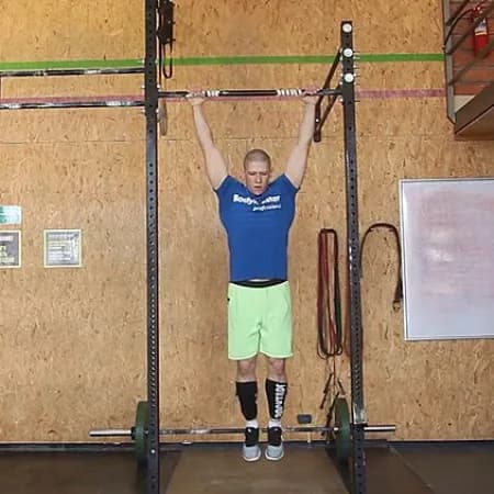 Подъем ног к перекладине