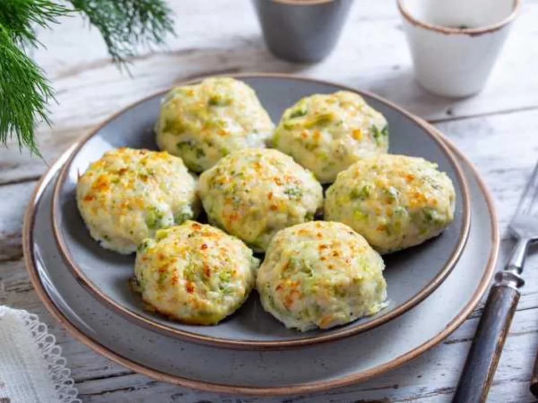 Куриные котлеты с брокколи,чечевицей и салат