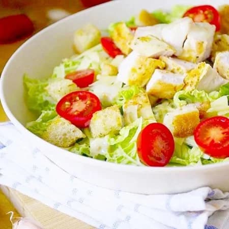Салат "Цезарь" с сухариками