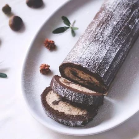 Roll with chocolate cream