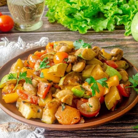 Овощное рагу с сардельками