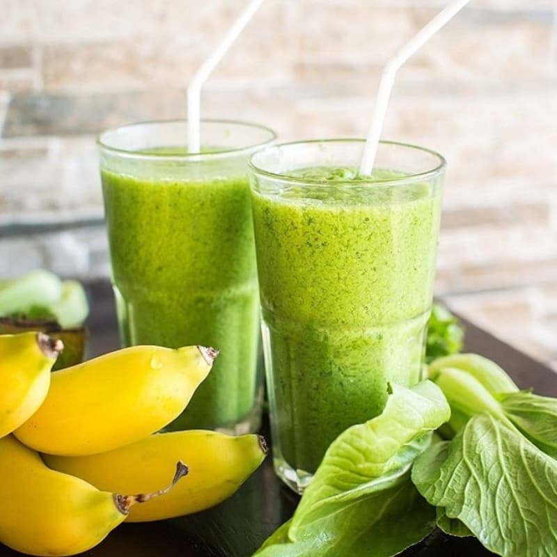Смузи с бананом, шпинатом и протеином