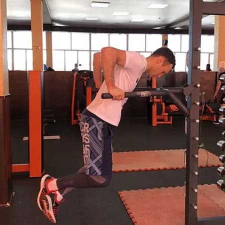 Отжимания на брусьях – вариант для проработки грудных мышц