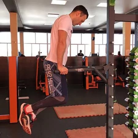 Отжимания на брусьях – вариант для проработки грудных мышц