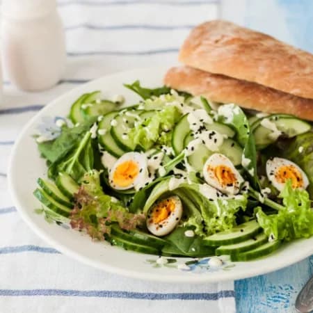 Салат зеленый с яйцом