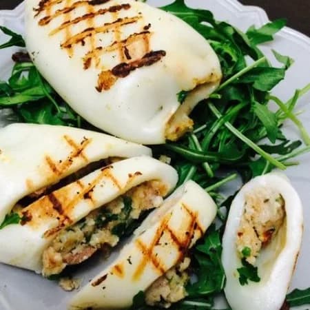 Кальмары, фаршированные омлетом и шампиньонами