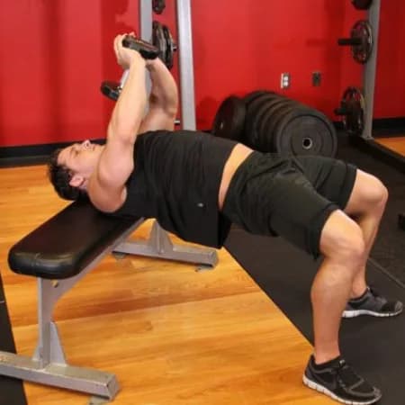 Пуловер с гантелей лежа на скамье