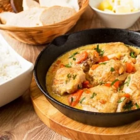 Тушёные куриные бёдра с луком и морковью