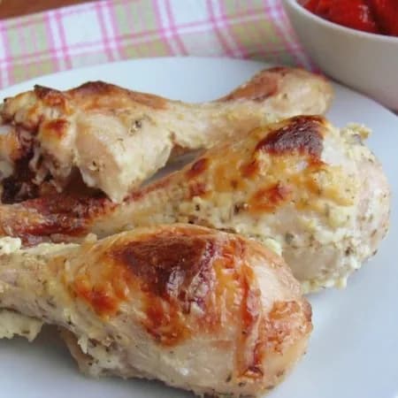 Chicken drumsticks in sour cream sauce