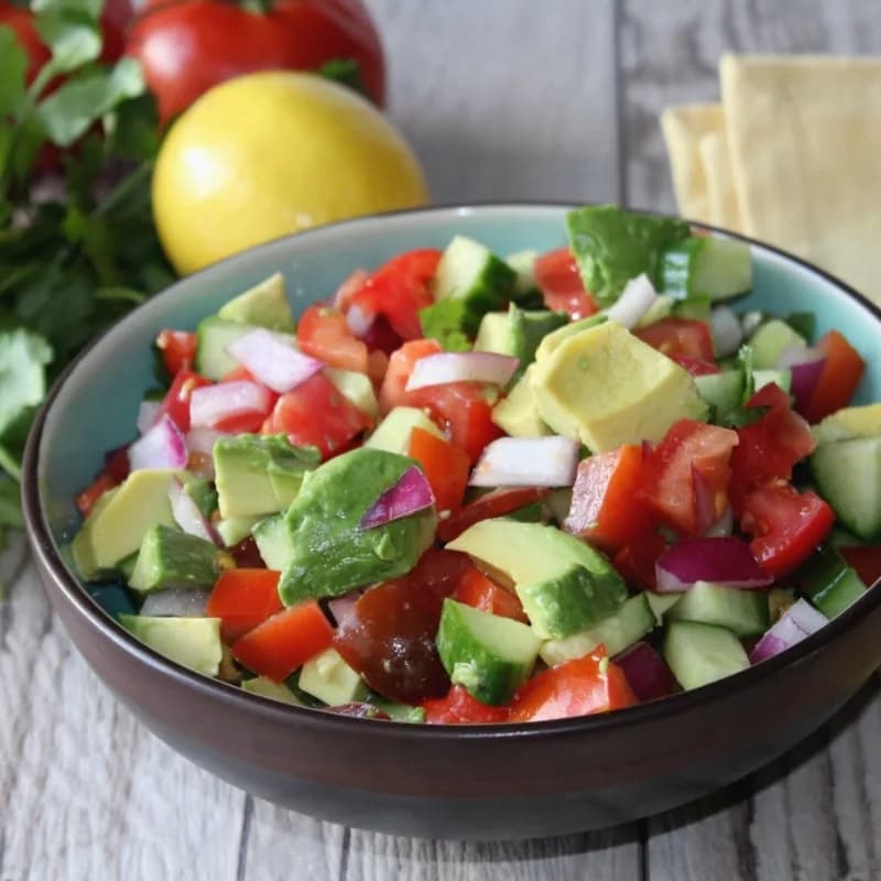 Салат с курицей, авокадо и овощами
