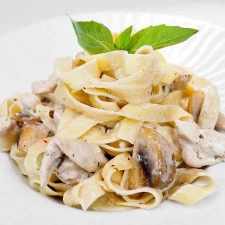 Паста с куриной грудкой и грибами