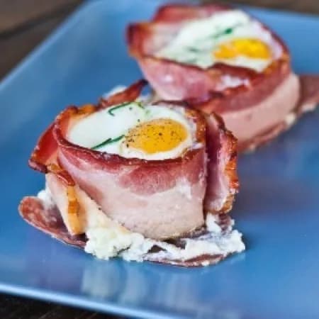 Корзинки из бекона с яйцом