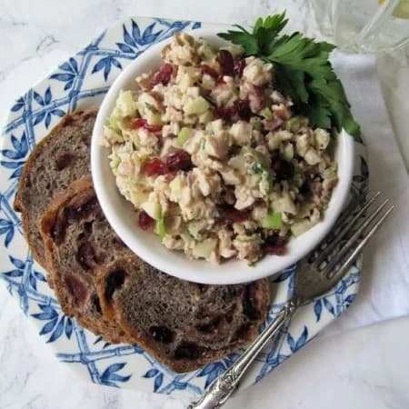 Салат с курицей и клюквой