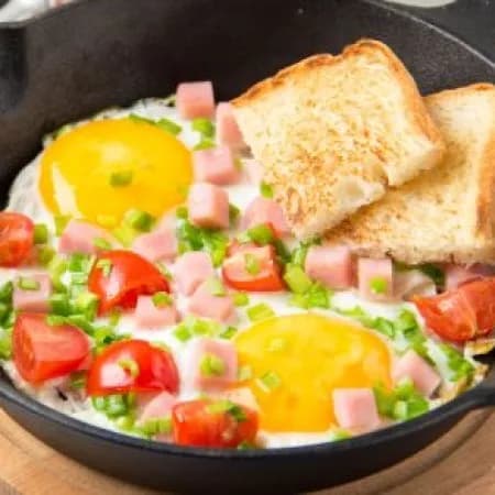 Яичница с жареной колбасой