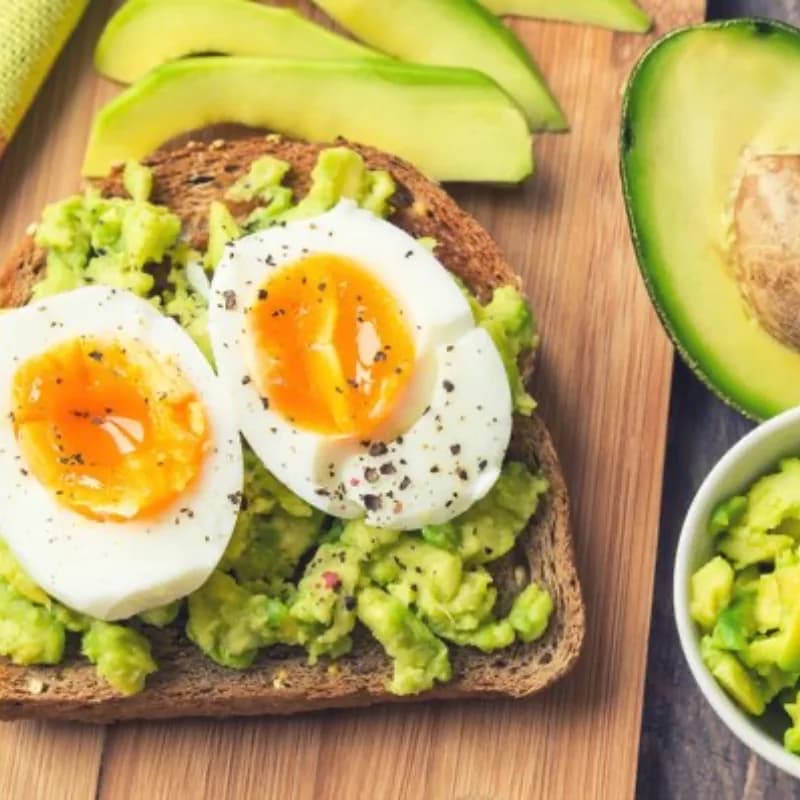 Тост с авокадо и яйцом