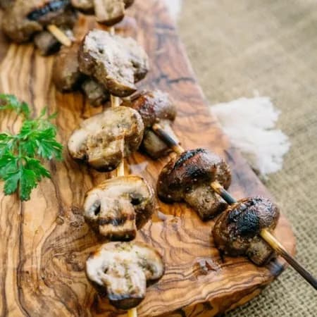 Шампиньоны на шпажках в духовке