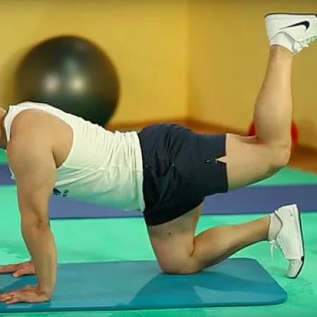 Махи назад согнутой ногой