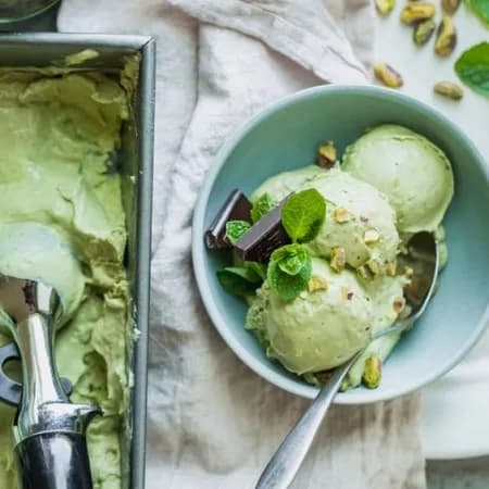Avocado ice cream with lemon