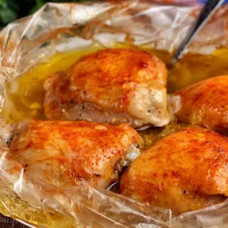 Запеченные в рукаве куриные бедра