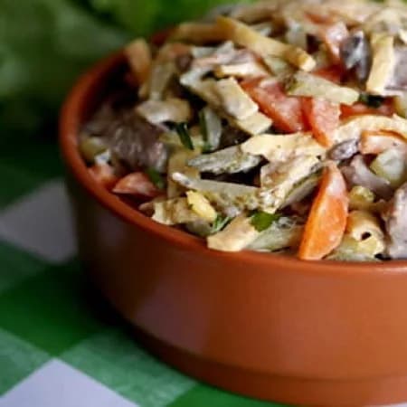 Салат из куриной печени с помидорами