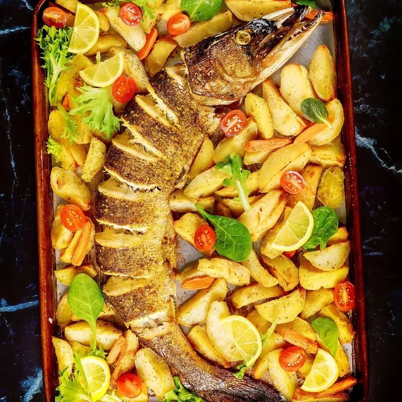 Запеченная щука с овощами