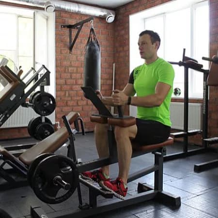 Подъем на носки в тренажере сидя