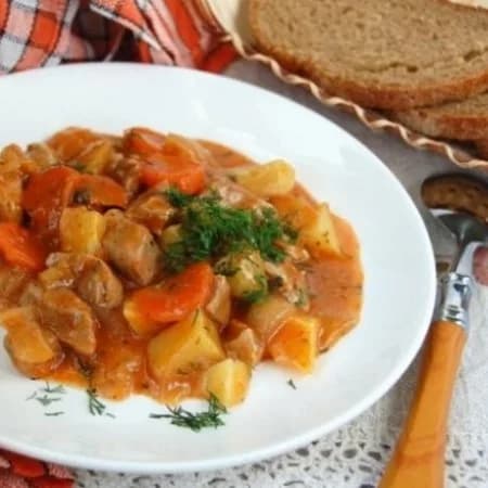 Гуляш с кабачком