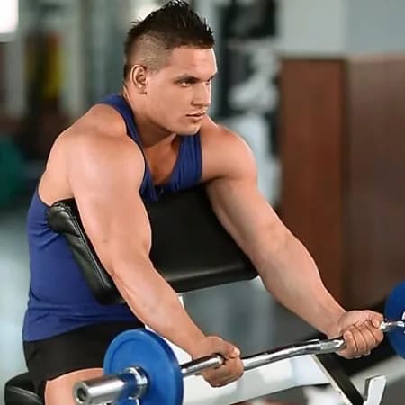 Подъем EZ-штанги на бицепс на скамье Скотта