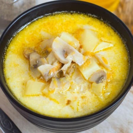 Грибной суп со сметаной и сыром