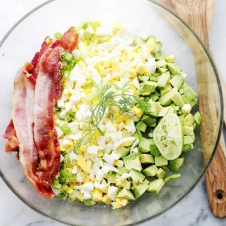 Салат с авокадо, беконом и яйцом