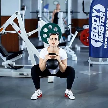 Приседания с гирей (гоблет)