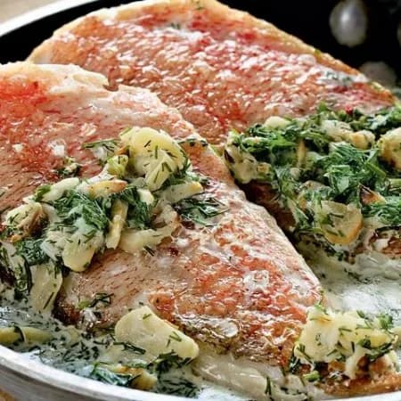 Филе морского окуня под чесночно-майонезным соусом