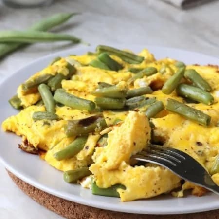 Фасоль стручковая в омлете с сыром