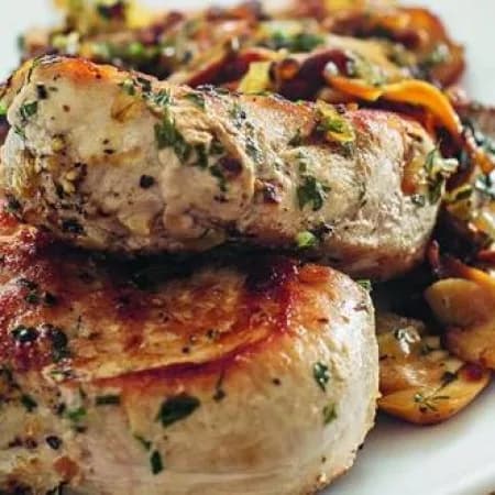 Медальоны из свинины под сырной шапкой