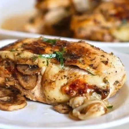 Куриное филе, тушеное с шампиньонами