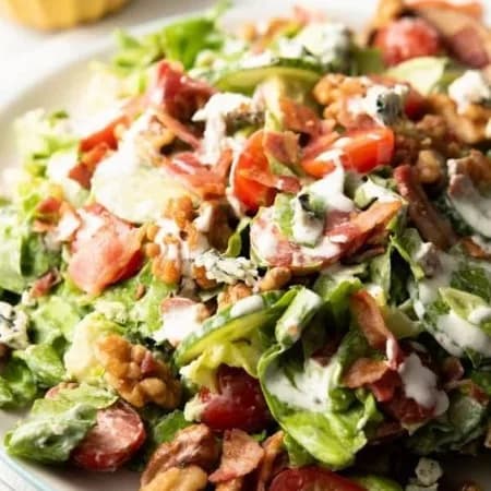 Салат с беконом и авокадо