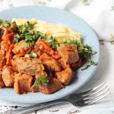 Гуляш из индейки со сливками и овощами