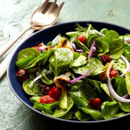 Теплый салат со шпинатом