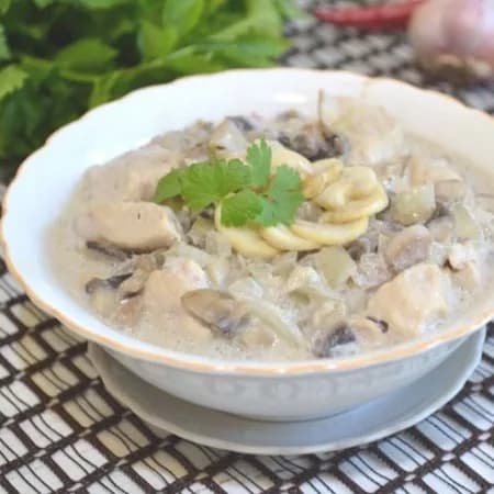 Куриная грудка с грибами в сметане