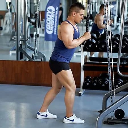 Разгибание на трицепс на верхнем блоке с канатной рукоятью