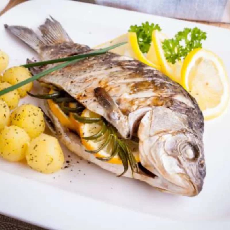 Запеченный карп с лимоном и зеленью, овощной гарнир